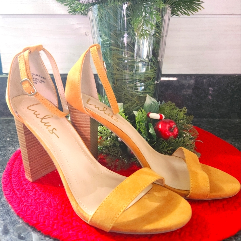 Lulu's high heels in mustard yellow💛